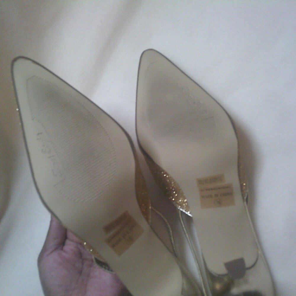 Classy Holiday Pumps - Picture 4 of 6